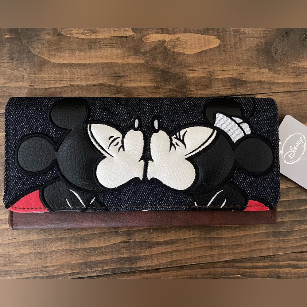 Mickey & Minnie Full Size Wallet.. Brand New w/ Tags. 
Super Cute!